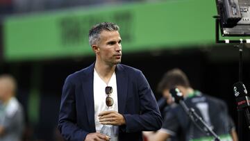 El delantero centro colgó las botas en 2019. Tras terminar su etapa en el Arsenal, donde jugó 8 años, fichó en 2012 por el Manchester United, Allí estuvo tres temporadas en las que marcó 58 goles en 105 partidos. En 2015 lo fichó el Fenerbahce, donde jugó otras casi tres temporadas hasta que, finalmente, volvió al Feyenoord, club en el que debutó y con el que consiguió la Copa antes de retirarse.