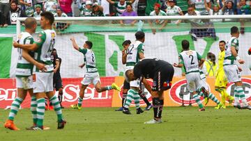 Futbol, Deportes Temuco vs Colo Colo.
Campeonato de Clausura 2016/17
El jugador de Deportes Temuco, Lucas Campana, centro, celebra su gol contra Colo Colo durante el partido de primera division en el estadio Bicentenario German Becker en Temuco, Chile.
26/02/2017
Dragomir Yankovic/Photosport*****
Football, Deportes Temuco vs Colo Colo.
Clousure Championship 2016/17
Deportes Temuco's player Lucas Campana, center, celebrates after scoring against Colo Colo during the first division football match at the Bicentenario German Becker stadium in Temuco, Chile.
26/02/2017
Dragomir Yankovic//Photosport