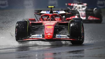 El piloto español de Ferrari, Carlos Sainz, pasa por encima de un charco de agua en una de las curvas del circuito Gilles Villeneuve.