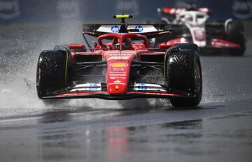 El piloto español de Ferrari, Carlos Sainz, pasa por encima de un charco de agua en una de las curvas del circuito Gilles Villeneuve.