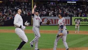 New York (United States), 24/10/2022.- Houston Astros relief pitcher Ryan Pressly (C) celebrates with Houston Astros first baseman Yuli Gurriel (R) after getting New York Yankees Aaron Judge (L) to ground out for the final out in the bottom of the ninth inning to win the American League Championship Series (ALCS) at Yankee Stadium in the Bronx borough of New York, New York, USA, 23 October 2022. The ALCS Champion Houston Astros will face the NLCS Champion Philadelphia Phillies in the World Series. (Liga de Campeones, Estados Unidos, Nueva York, Filadelfia) EFE/EPA/JUSTIN LANE
