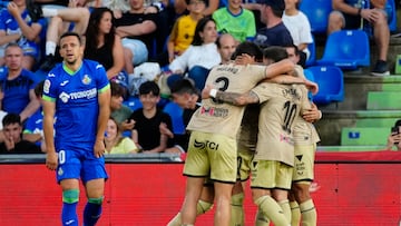 GETAFE 26/04/2023.-  Los jugadores de la UD Almería celebran su segundo gol durante el partido correspondiente a la Jornada 31 de LaLiga que juegan Getafe SAD y UD Almería este miércoles en el Coliseum Alfonso Pérez de la ciudad madrileña. EFE/ Borja Sánchez-trillo
