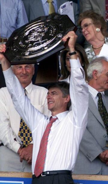 1999. El Arsenal vence 2-1 al Manchester United y gana la Charity Shield. Arsene Wenger.