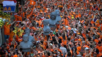 The song has become a sensation and can be heard on every German street where the Dutch national team plays at and it doesn’t seem it will stop.