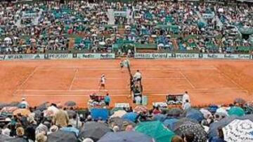 <b>BAJO EL AGUA. </b>La jornada de ayer en las pistas de Roland Garros volvió a estar marcada por la lluvia.