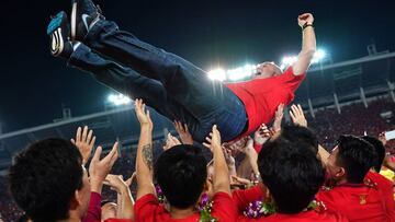 Players of Guangzhou Evergrande lift up their head coach Luiz Felipe Scolari (top) as they celebrate after winning the Chinese Super League (CSL) football tournament in Guangzhou, in China's southern Guangdong province on October 22, 2017.
Luiz Felipe Scolari's rampant Guangzhou Evergrande won the Chinese Super League (CSL) for the seventh time in a row on October 22, and with two games to spare. / AFP PHOTO / STR / China OUT