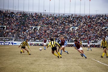 El Aston Villa derrotó al Bayern Múnich en la Copa de Europa (1-0) y se enfrentó en la Copa Intercontinental al Peñarol de Montevideo que, después de 15 años sin conquistar la Copa Libertadores, había derrotado al Cobreloa chileno en su estadio (0-1) con un tanto de Fernando Morena. En Tokio, Jair y Silva le dieron al conjunto uruguayo con sus goles el triunfo frente a los ‘villanos’ (2-0). Los 'manyas' fueron superiores de principio a fin a los de Birmingham.