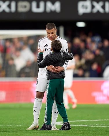 El pequeño seguidor de la Deportiva Minera no se quería separar del delantero francés. 