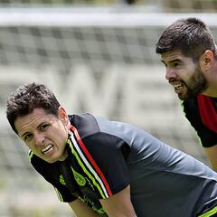 Araujo: Chicharito siempre ayuda a la Selección; hay pocos como él