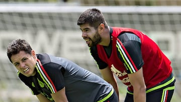Araujo: Chicharito siempre ayuda a la Selección; hay pocos como él