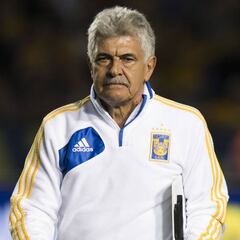 Tuca Ferretti: me rompen el hígado las tarjetas por reclamar