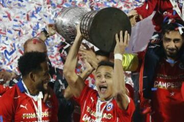 19 de diciembre: 27 años cumple el delantero chileno Alexis Sánchez. Fue pilar importante de La Roja en la obtención de la Copa América 2015, marcando el penal decisivo ante Argentina. Actualemente, milita en el Arsenal de Inglaterra.