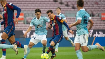 Leo Messi conduce el balón ante Hugo Sotelo en el partido entre el Barcelona y el Celta en el Camp Nou correspondiente a la 37ª jornada de la temporada 2020-2021.