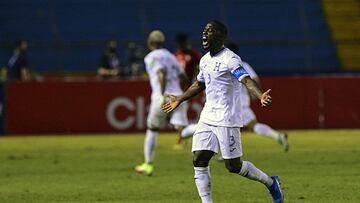 Honduras' Maynor Figueroa celebrates after his team scored against Panama during their Qatar 2022 FIFA World Cup Concacaf qualifier match at the Olimpico Metropolitano stadium, in San Pedro Sula, Honduras, on November 12, 2021. (Photo by Orlando SIERRA / AFP)