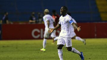 Honduras&#039; Maynor Figueroa celebrates after his team scored against Panama during their Qatar 2022 FIFA World Cup Concacaf qualifier match at the Olimpico Metropolitano stadium, in San Pedro Sula, Honduras, on November 12, 2021. (Photo by Orlando SIERRA / AFP)