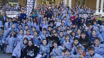 23/01/18
Presentacion copa colegial de baloncesto
Victor Claver, Pau Ribas, Jordi Bertomeu y Audi Norris posan con una parte del alumnado de la escuela pia de Sarria.