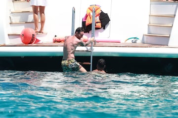 Messi and Suárez enjoy Ibiza holiday with family