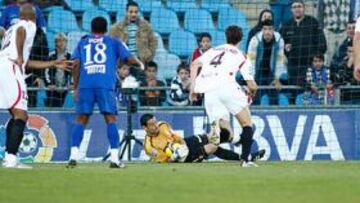 <b>GRANERO CHOCÓ CON PALOP. </b>Momento en el que el meta sevillista para el penalti de Granero.