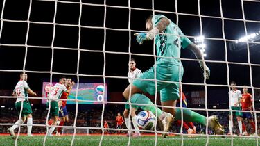 2-0. Centro de Alejandro Grimaldo desde la línea de fondo al segundo palo y de nuevo el jugador del Arsenal, con un salto poderoso, cabecea para anotar el segundo.