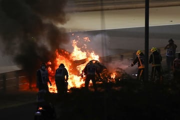 El monoplaza del piloto franc¨¦s se ha incendiado tras un fuerte impacto en la curva tres del Gran Premio de Bahr¨¦in. Romain Grosjean sali¨® por su propio pie del monoplaza. El accidente lleg¨® tras un cambio de direcci¨®n del piloto de Haas, en el que se ha tocado con el Alpha Tauri de Kvyat.