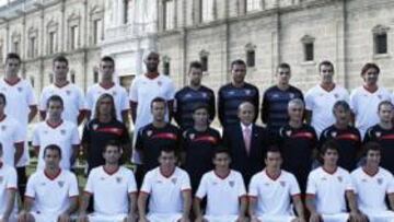 <b>VEINTICINCO. </b>Toda la plantilla sevillista, en total 25 jugadores, posaron delante del Hospital de las Cinco Llagas.