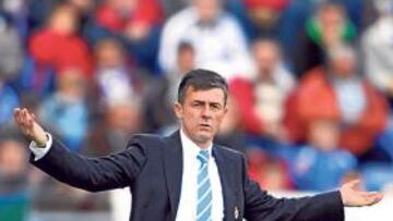 <b>PROBLEMAS. </b>Lucas Alcaraz no ha dado aún con la tecla para conformar una línea defensiva segura y estable en la presente Liga.