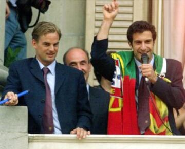 24/05/1999 Delantero portugués de Barcelona Luis Figoy el mediocampista holandés Ronald de Boer desde el balcón del Ayuntamiento de Barcelona en la celebración del título de la liga española.