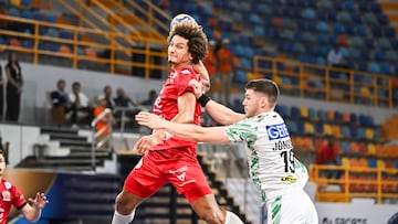 Ali Zein, del Veszprem, en uno de los goles de su equipo.