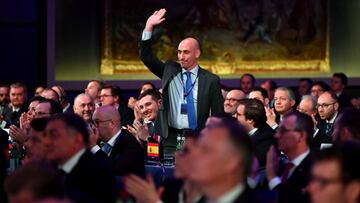 Rubiales saluda desde los medios en el último Congreso de la UEFA.