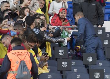 Jeison Murillo signs autographs for Barcelona fans