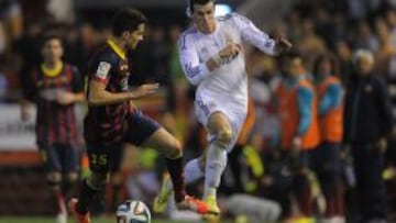 Gareth Bale of Real Madrid beats Marc Bartra (Photo by Denis Doyle/Getty Images)