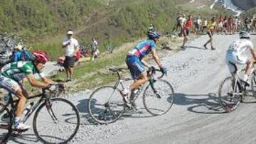 <b>BATALLA EN LA TIERRA. </b>Di Luca, Simoni y Rujano atacaron en las rampas sin asfaltar del Finestre.