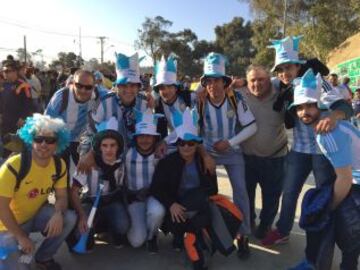 Hinchas colombianos y argentinos se reúnen en Viña del Mar para el partido de los cuartos de final.