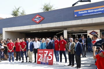 La presidenta de la Comunidad, Cristina Cifuentes, junto al presidente del Atlético de Madrid, Enrique Cerezo, y el entrenador del equipo, Diego Pablo Simeone y varios jugadores de la plantilla rojiblanca ,durante el acto de promoción del uso del metro para el acceso al estadio Wanda Metropolitano del Atletico de Madrid. 