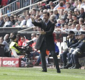 El entrenador del Getafe, Quique Sánchez Flores, da instrucciones a sus jugadores, durante el partido de la vigésimo tercera jornada de la Liga BBVA