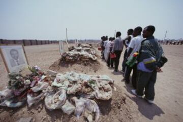 El 27 de abril de 1993, los 30 ocupantes del avión de la Fuerza Aérea de Zambia mueren tras caer al mar tras despegar del aeropuerto de Libreville, en Gabón. En el aparato viajaban los 17 jugadores y el cuerpo técnico de la selección de fútbol de Zambia.