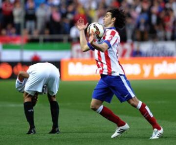 Tiago y Carlos Bacca durante el partido de la vigésimo quinta jornada de Liga que disputan en el estadio Sánchez Pizjuán de Sevilla.