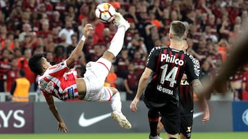 Leo Pereira (d) de Paranaense disputa el bal&oacute;n con Luis Diaz (i) de Junior hoy, en el partido de vuelta de la final de la Copa Sudamericana entre Atl&eacute;tico Paranaense y Atl&eacute;tico Junior, 