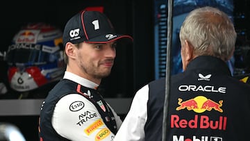 Helmut Marko y Max Verstappen en el garaje de Red Bull Racing en F1.