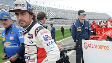 Fernando Alonso antes de empezar la carrera.