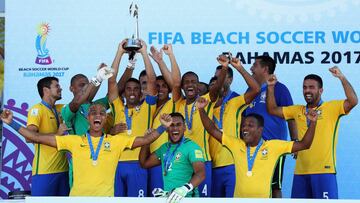 Los jugadores de Brasil levantan la copa de campeones del mundo de f&uacute;tbol playa tras ganar a Tahit&iacute; en la final disputada en Nassau (Bahamas).