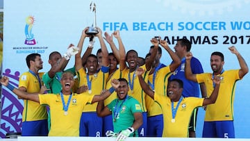 Los jugadores de Brasil levantan la copa de campeones del mundo de fútbol playa tras ganar a Tahití en la final disputada en Nassau (Bahamas).
