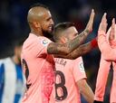 Barcelona golea en el derbi con Arturo Vidal como figura