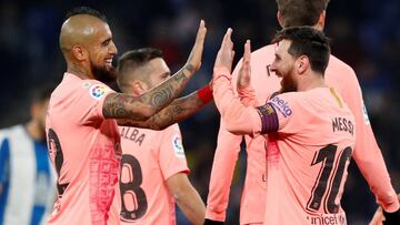 Barcelona golea en el derbi con Arturo Vidal como figura