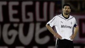 EN CAÍDA LIBRE. Eduardo Tuzzio se lamenta tras conceder un gol al uruguayo Defensor Sporting durante el partido de Copa Sudamericana celebrado en Montevideo.