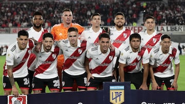 River Plate's players pose for a picture before the Argentine Professional Football League Tournament 2023 match against Platense at El Monumental stadium, in Buenos Aires, on May 21, 2023. (Photo by ALEJANDRO PAGNI / AFP)