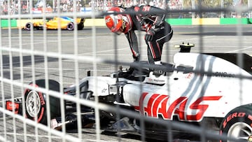 Haas F1&#039;s Danish driver Kevin Magnussen climbs out of his car after his car failed during the Formula One Australian Grand Prix in Melbourne on March 25, 2018. / AFP PHOTO / PAUL CROCK / -- IMAGE RESTRICTED TO EDITORIAL USE - STRICTLY NO COMMERCIAL USE --