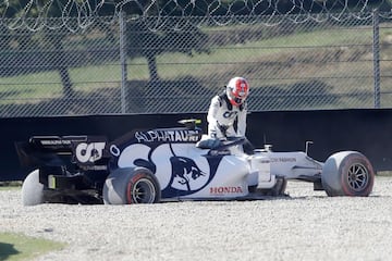 El piloto francs de AlphaTauri, Pierre Gasly, deja su coche despus de un accidente durante el Gran Premio de Frmula Uno de Toscana