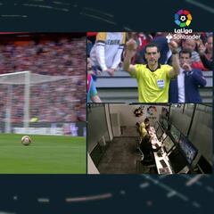 La secuencia del primer penalti de la historia del VAR en LaLiga rectificado por piscinazo
