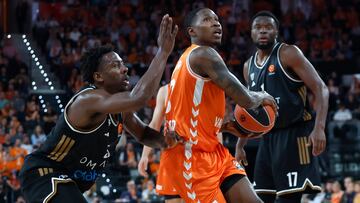 VALENCIA, 30/10/2025.- Wright IV (i), del Dubai, ante Omari Moore, del Valencia Basket, durante el partido de baloncesto correspondiente a la octava jornada de la Euroliga, disputado hoy jueves en el pabellón Roig Arena de Valencia, entre Valencia Basket y Dubai Basketball. EFE/Miguel Ángel Polo